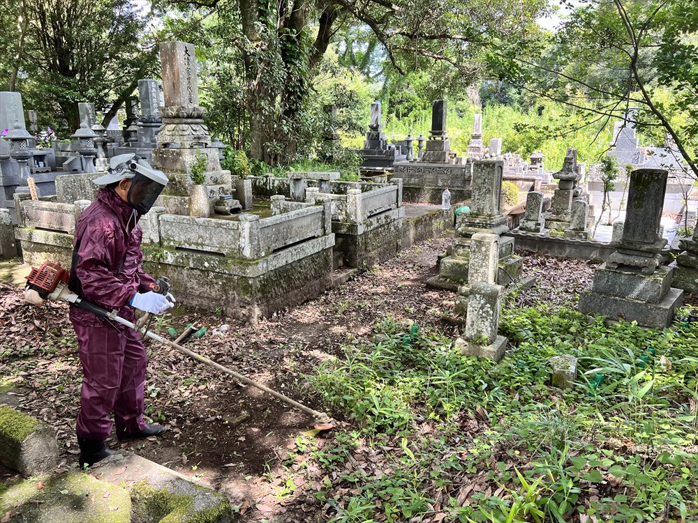 親父が草刈り機で墓掃除をしているところ