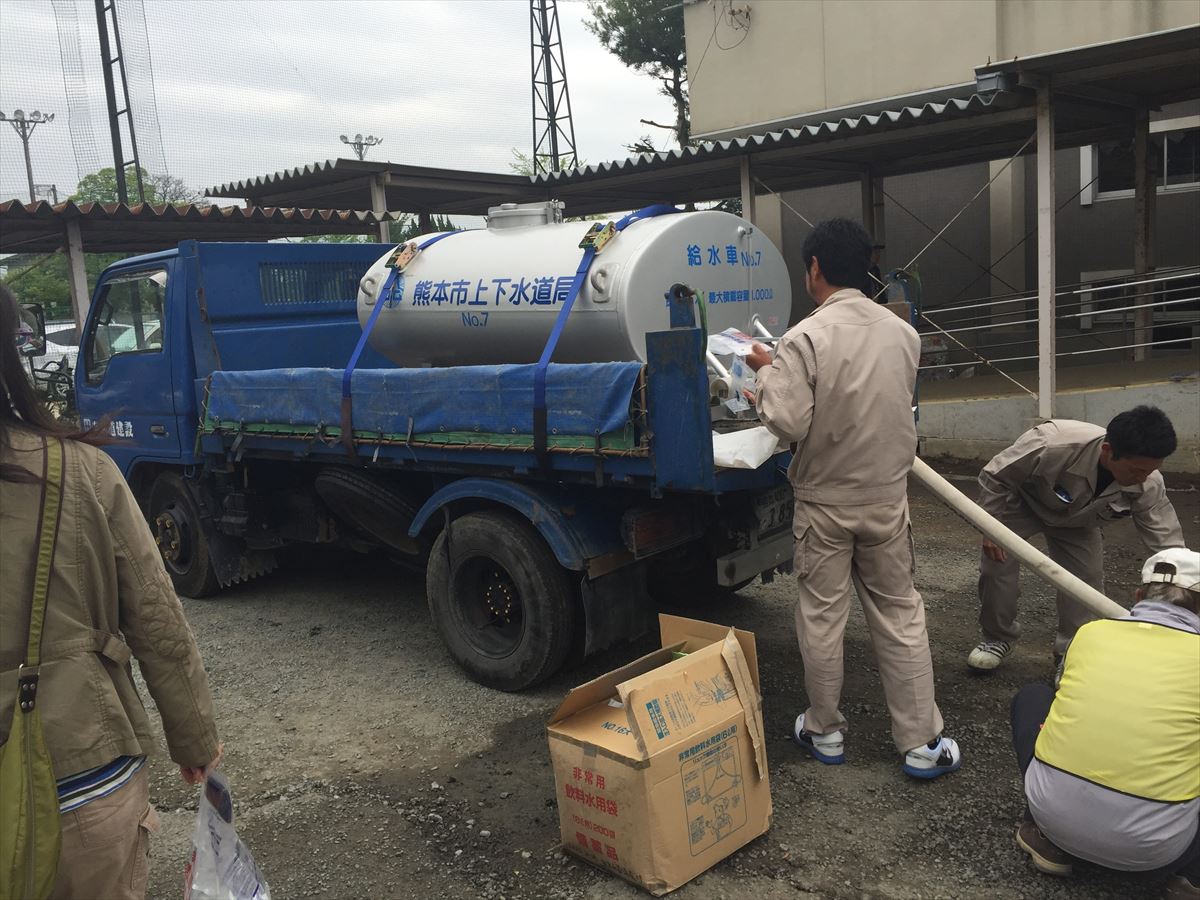 熊本市上下水道局から派遣された給水車での給水作業風景