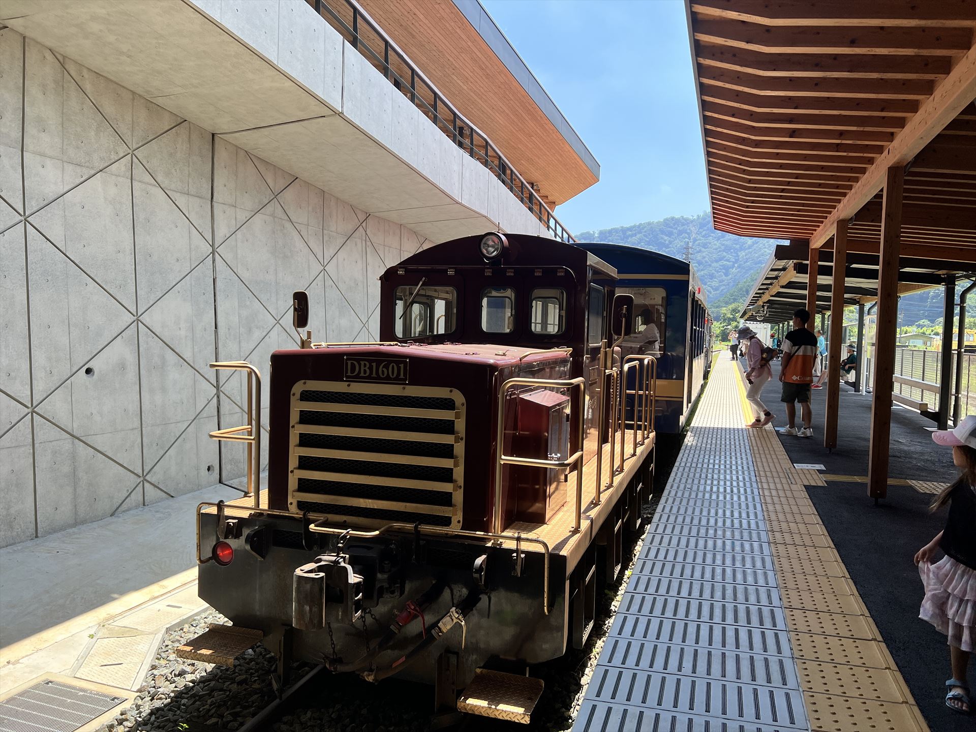 トロッコ列車「ゆうすげ号」