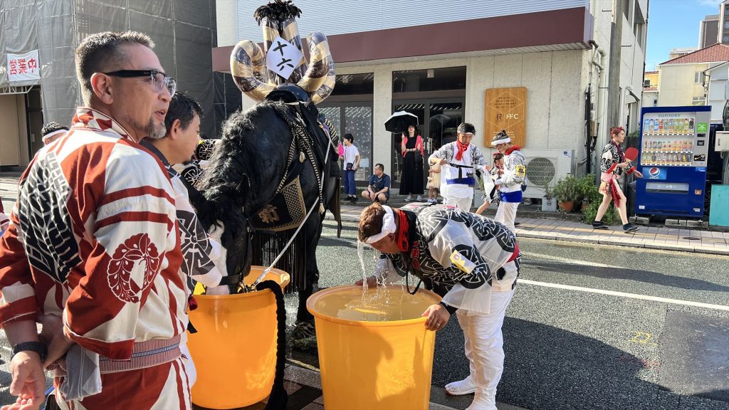 藤崎八旛宮秋季例大祭では、西唐人町に馬用の給水所が設けられています。